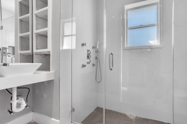 Building Photo - Beautiful California Style Hollywood Home