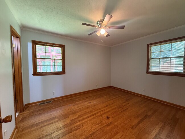 Building Photo - "Discover Comfort and Space: Charming 3-Bed, 2-Bath Home in Huntsville's Heart - 1808 Sq. Ft. of ...