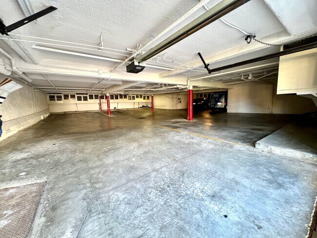 Building Photo - 5630 Ravenspur Dr