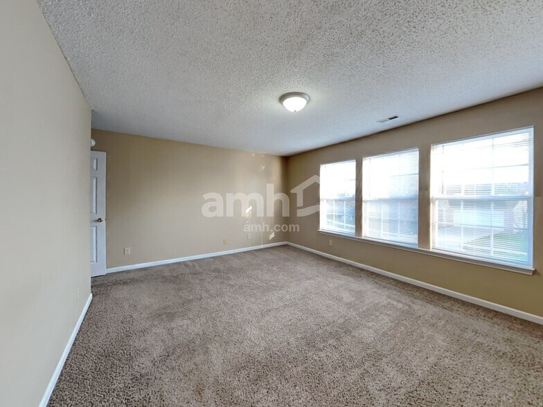 Building Photo - 2092 Fullwood Dr