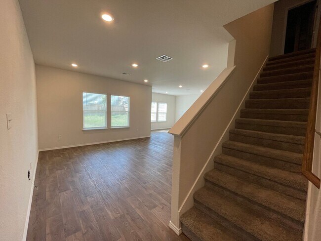 Building Photo - Beautiful 4 bedroom, 2.5 bathroom home in a great location!