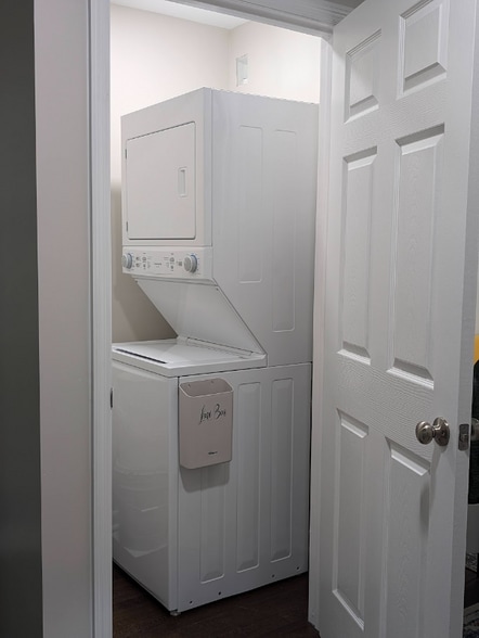 Building Photo - 4523 W Montague Ave