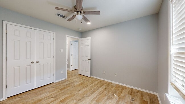 Building Photo - PRICE IMPROVEMENT $1595 + 2 WEEKS FREE REN...