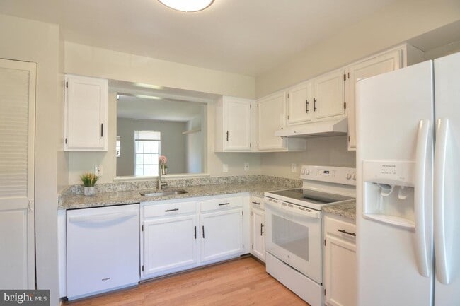 Building Photo - 3 Birdseye Ct