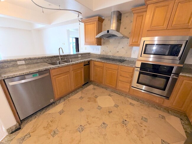 Building Photo - Riverwalk Tower 2 Bedroom Condo - 2 Parking Spaces/Private Laundry