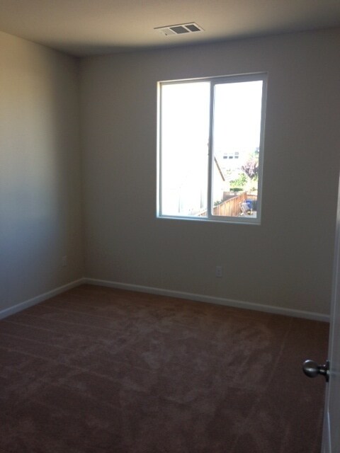 Building Photo - STUNNING 5 BEDROOM, 3 BATHROOM HOME WITH UPDATED KITCHEN AND BATHS! STAINLESS APPLIANCES AND GRAN...