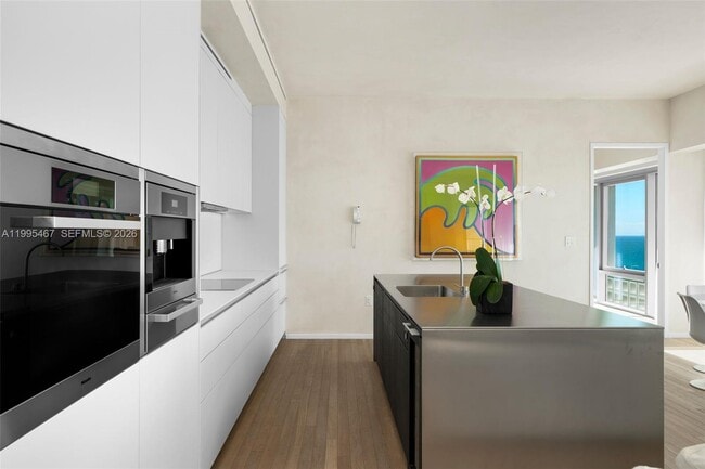 Building Photo - 2901 Collins Ave