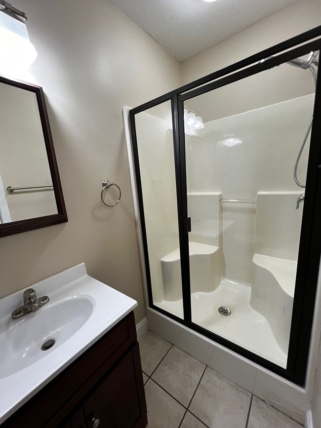Building Photo - 2 Bedroom / 1 Bath  Johnson City, TN
