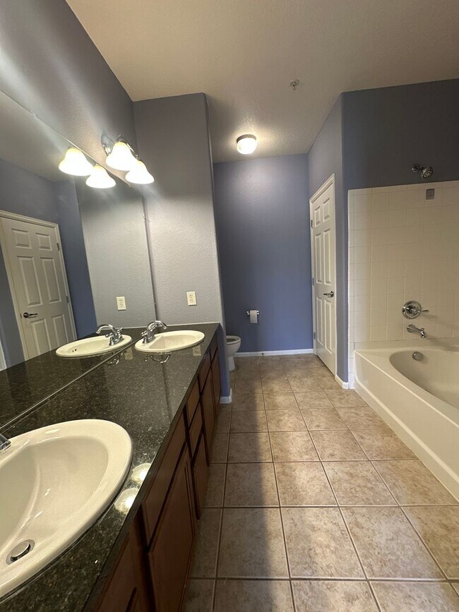 Building Photo - 2 bedroom 2 bathroom Condo in Erie