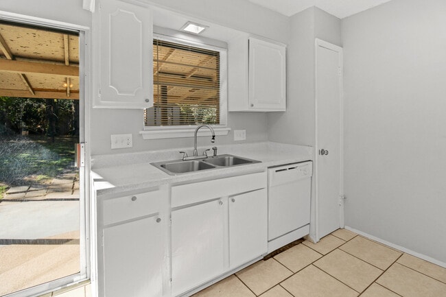 Building Photo - 7127 Gatewood Dr