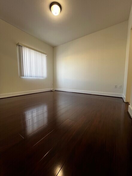 Building Photo - 11048 La Maida St