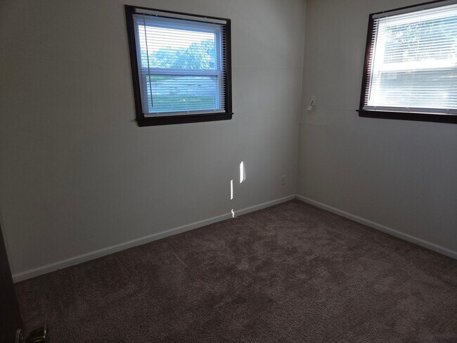Building Photo - 306 W Southampton Dr