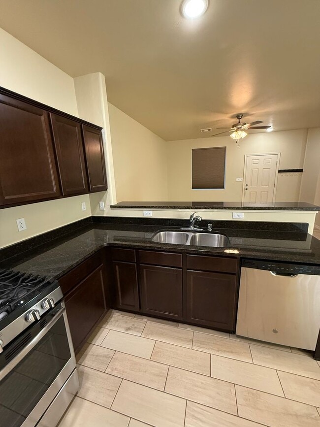 Building Photo - Charming 3BD/2.5BA with Garage in Legends West - Available Now!