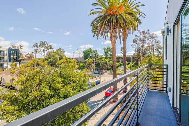 Building Photo - 2419 Carmona Ave