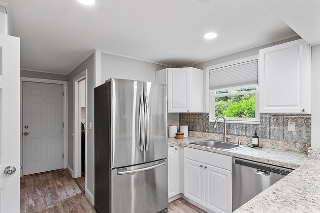 Building Photo - 193 St Mary St