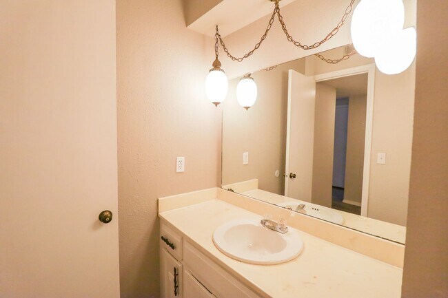 Building Photo - 2 Bed | 2 Bath in Central Tulsa!