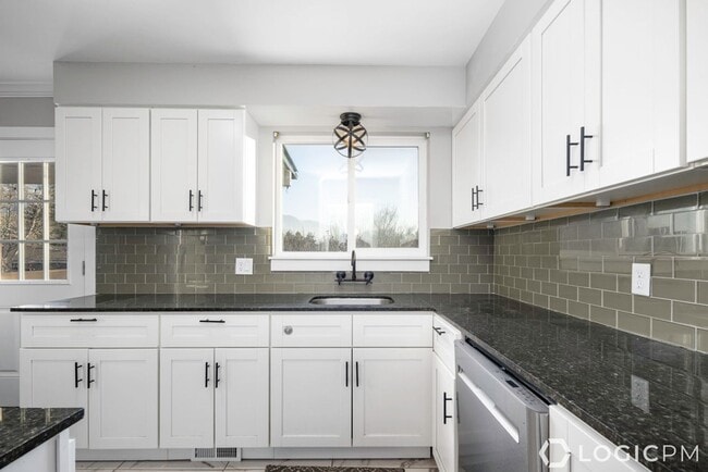 Building Photo - Stunning Single Family Home In Amazing Mou...