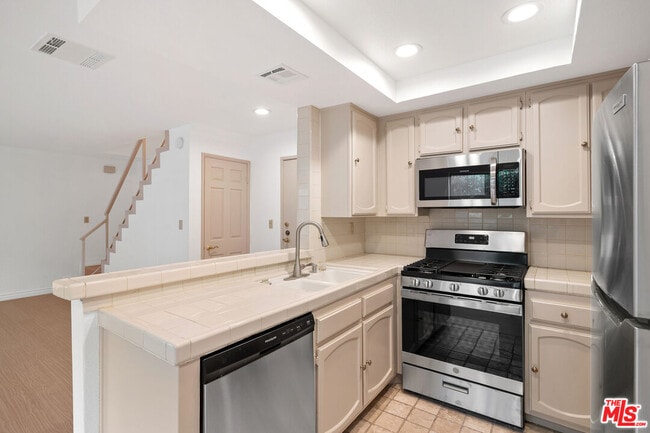 Building Photo - 839 S Holt Ave