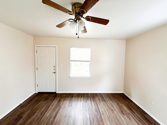 Building Photo - 211 W Bobwhite Ln