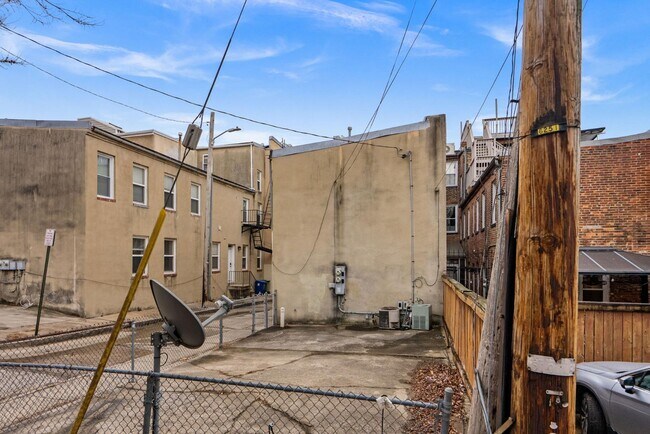 Building Photo - 2022 E Baltimore St