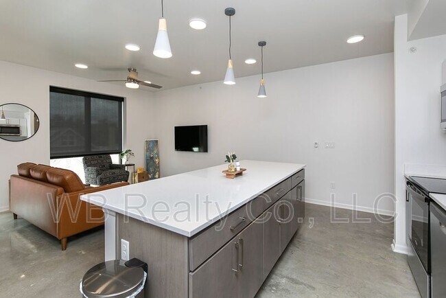 Building Photo - 315 5th St