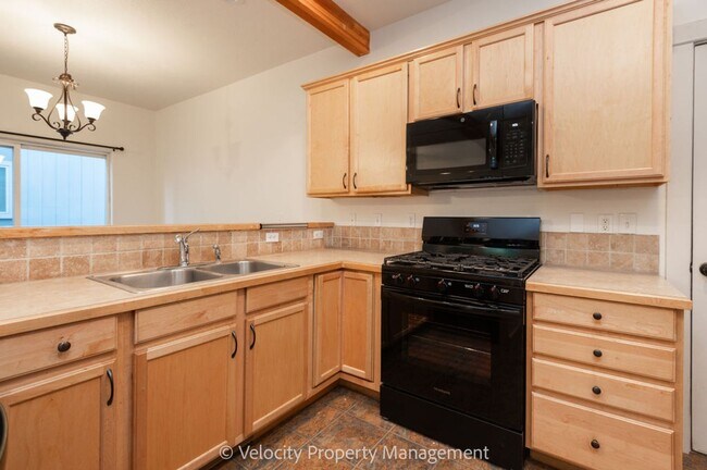 Building Photo - Beautiful Home in SW Bend - 1 dog considered!
