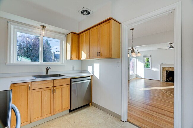 Building Photo - 1937 NE Dekum St