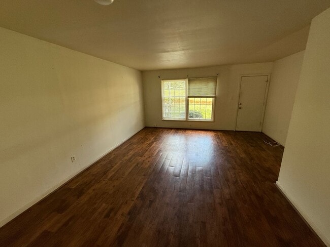 Building Photo - ? Updated 2-Bedroom Townhome in Coventry W...
