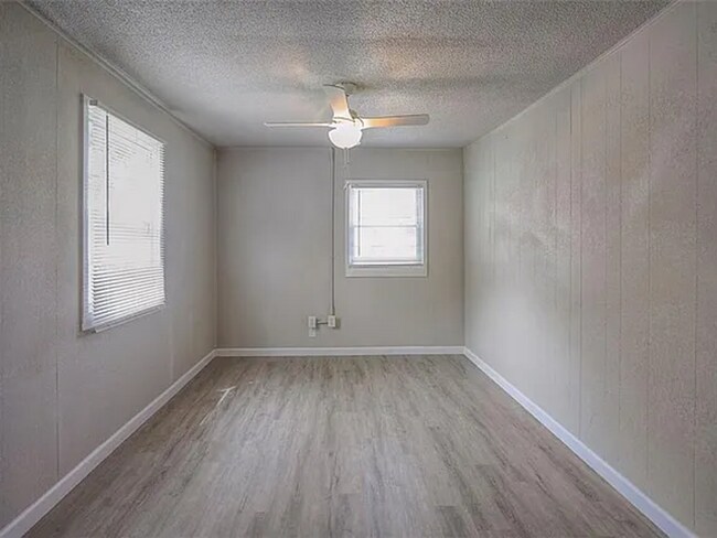 Building Photo - Updated 3 Bedroom Ranch