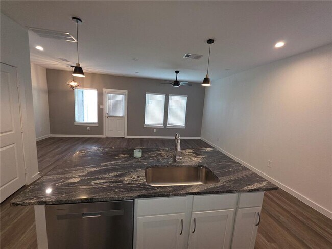 Building Photo - 3013 La Latina Dr