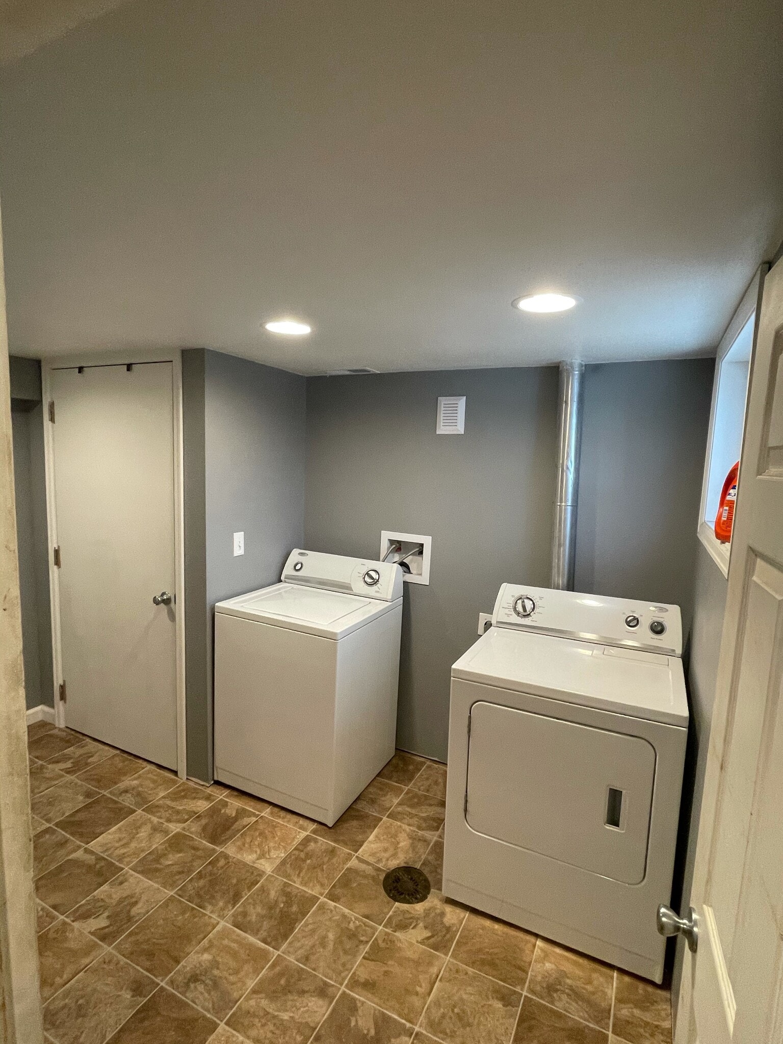 Shared laundry - 909 S 2nd St