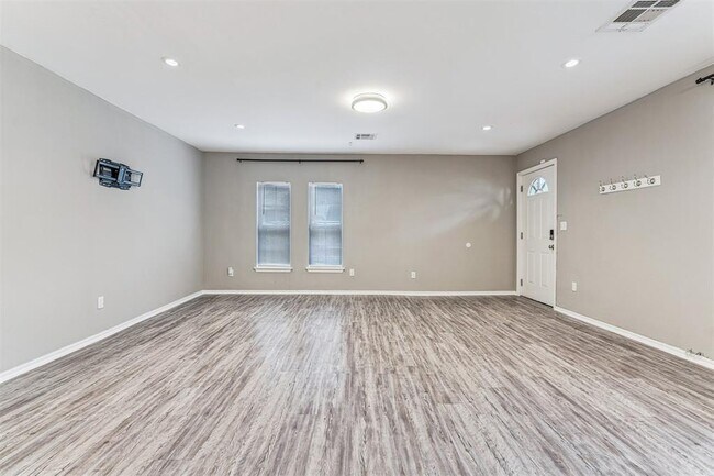 Building Photo - 802 SE 50th St