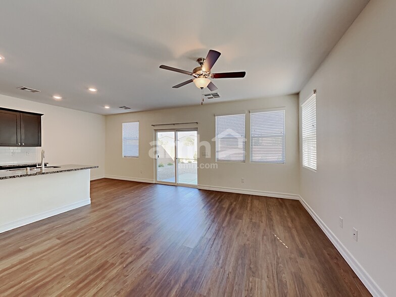 Building Photo - 5884 Petronius St