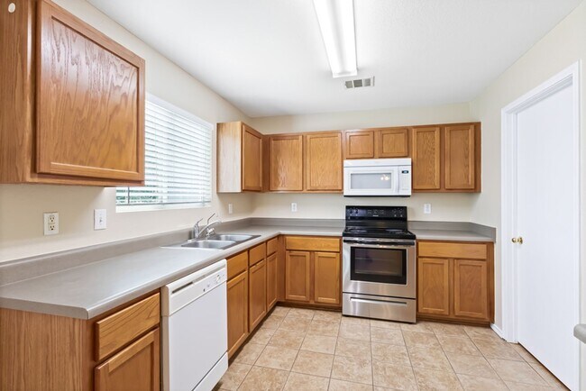 Building Photo - 3 Bedroom/2.5 Bath Bluffs of Lookout Canyon Subdivision