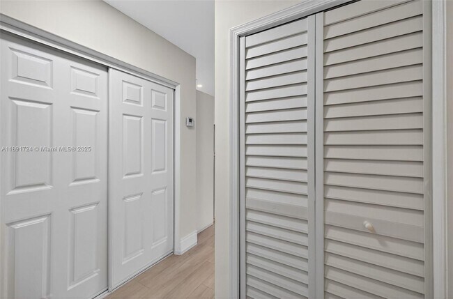 Building Photo - 615 NE 26th St