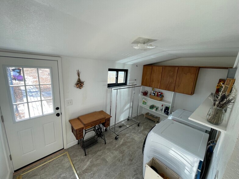 Building Photo - 2529 Bott Ave