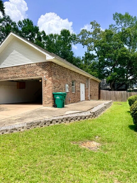 Building Photo - 883 Alawai Ave