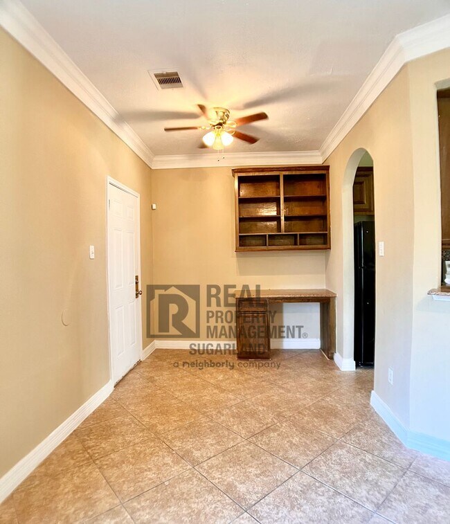 Building Photo - 5012 Higgins St