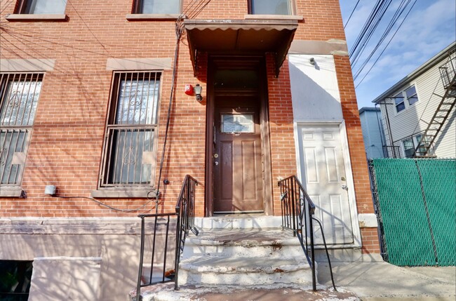 Building Photo - 206 4th St