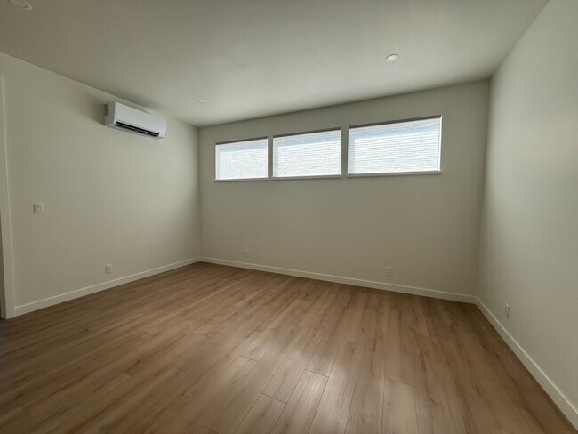 Building Photo - 2212 Emerson Dr
