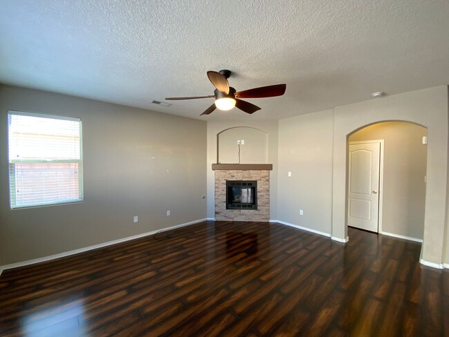 Building Photo - 4 Bedroom Home Available Near Unser Blvd N...