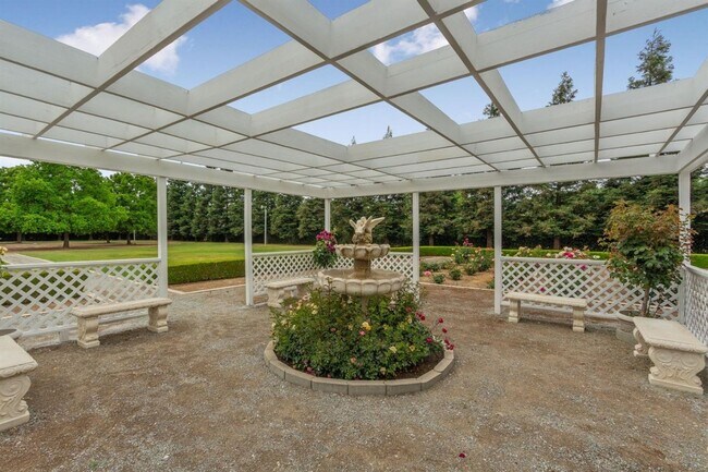 Building Photo - 4 Bedroom North Clovis Ranch on 3+ Acres