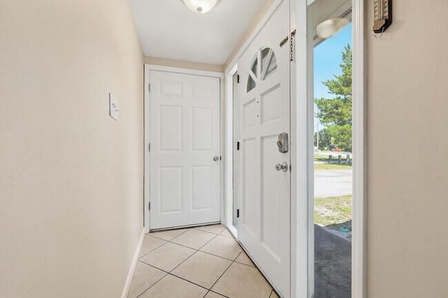 Building Photo - 338 Coral Dr SW