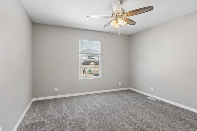 Building Photo - 4-Bedroom Townhome Near Village Pointe!!