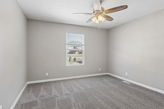 Building Photo - 4 Bedroom Townhome