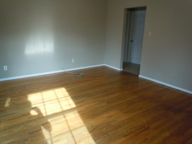 Building Photo - Beautiful 2BR/1BA Home with Hardwood Floors & Garage