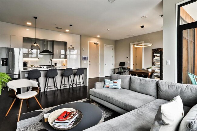 Building Photo - Luxury condo in the CWE