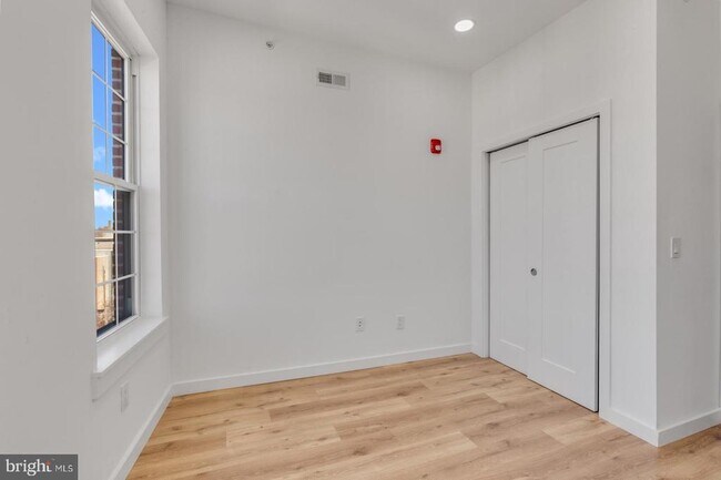 Building Photo - 2045 Trenton Ave
