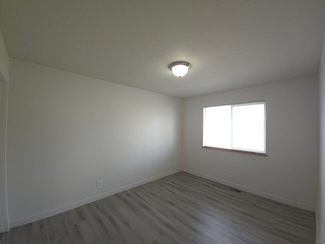 Building Photo - Recently Remodeled Home