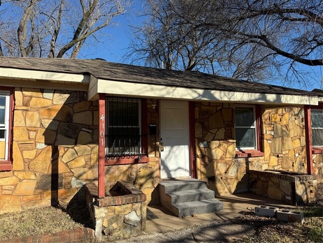 Building Photo - 4101 SE 11th St